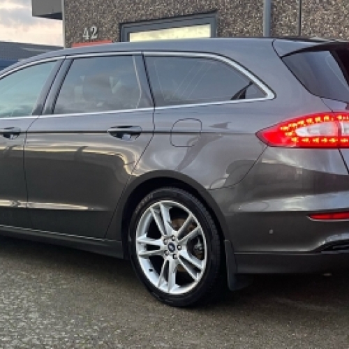 Bil polering af stationcar med højglans finish og lakforbedring.