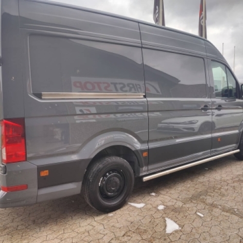 Bil polering af grå varevogn med forbedret lakglans og beskyttelse.