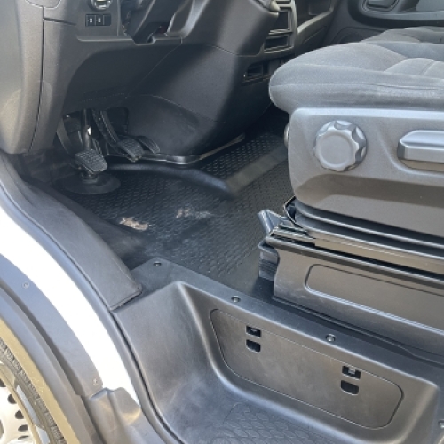 Bilpleje og rengøring – efter kabinerens med rent gulv ved pedaler