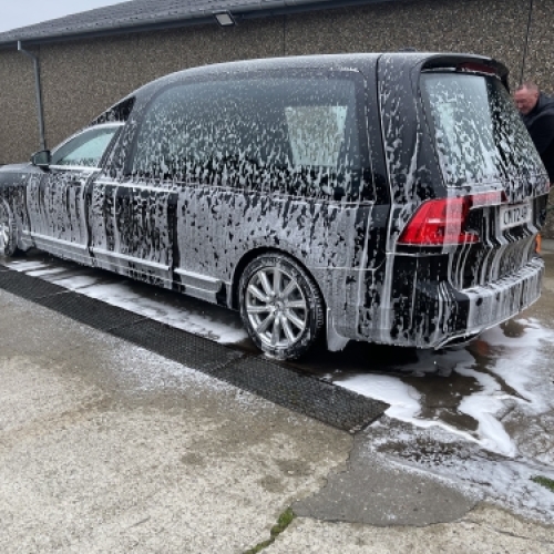 Bilpleje og rengøring – udvendig bilvask med skum på bilen