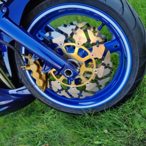 Blå motorcykelfælg med bremseskive klargjort til keramisk coating af fælge