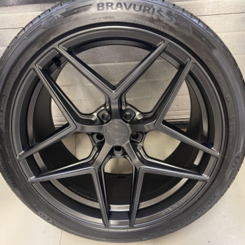 Sort fælg med dæk behandlet med keramisk coating af fælge for ekstra beskyttelse og dyb glans.