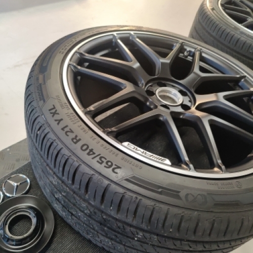 AMG fælg med dæk klargjort til keramisk coating af fælge for optimal beskyttelse mod bremsestøv og snavs.