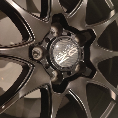 Detaljebillede af keramisk coated fælg med centerkapsel