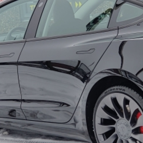 Tesla med keramisk coating i vintervejr som beskytter lakken mod sne og salt