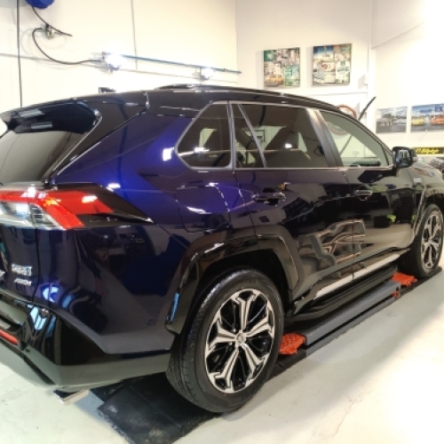 Keramisk coating af Toyota SUV i værksted med dyb lakglans og holdbar beskyttelse