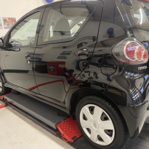 Professionel bil polering af Toyota med fjernelse af vaskeridser og slør.