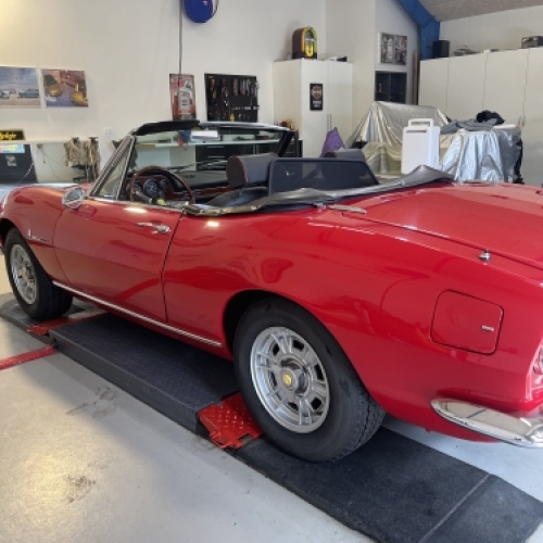 Polering af klassisk bil med fokus på lakfornyelse og højglans resultat.