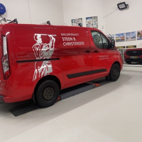 Polering og lakforsegling af bil udført på rød firmabil for ekstra beskyttelse.