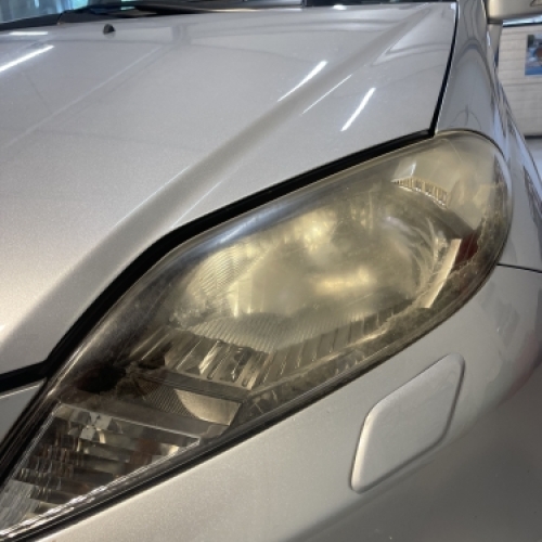 Bilpleje og rengøring – før polering af forlygte med mat og sløret lygteglas