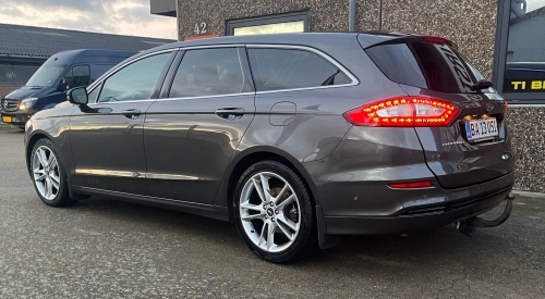 Bil polering af stationcar med højglans finish og lakforbedring.