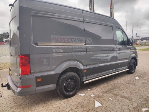 Bil polering af grå varevogn med forbedret lakglans og beskyttelse.