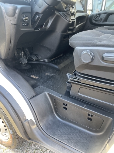 Bilpleje og rengøring – efter kabinerens med rent gulv ved pedaler