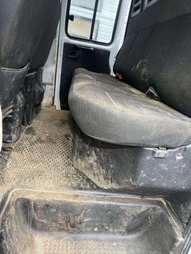 Bilpleje og rengøring – før kabinerens med beskidt bagsæde og gulv i varebil