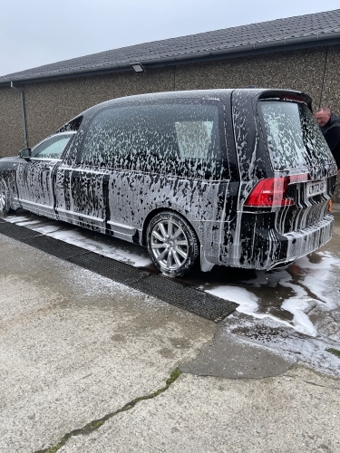 Bilpleje og rengøring – udvendig bilvask med skum på bilen