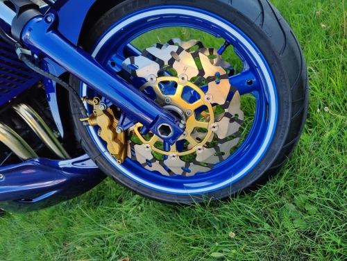 Blå motorcykelfælg med bremseskive klargjort til keramisk coating af fælge