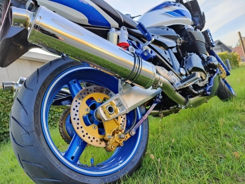 Motorcykel med blå fælge klar til keramisk coating af fælge