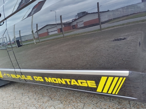 Close-up af bilside med keramisk coating der fremhæver spejlblank lak