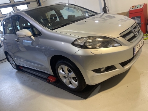 Polering af bil på sølv Honda for øget glans og jævn lakoverflade.