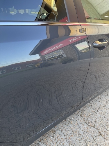 Resultat efter polering af bil med spejlblank lak og tydelig refleksion.