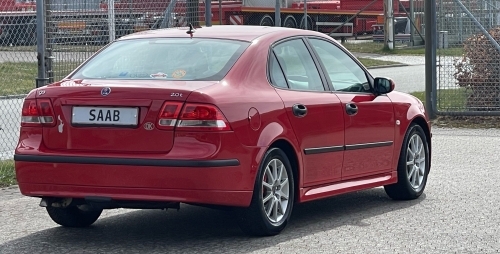 Polering af bil på rød Saab med forbedret glans og fjernelse af lakslør.